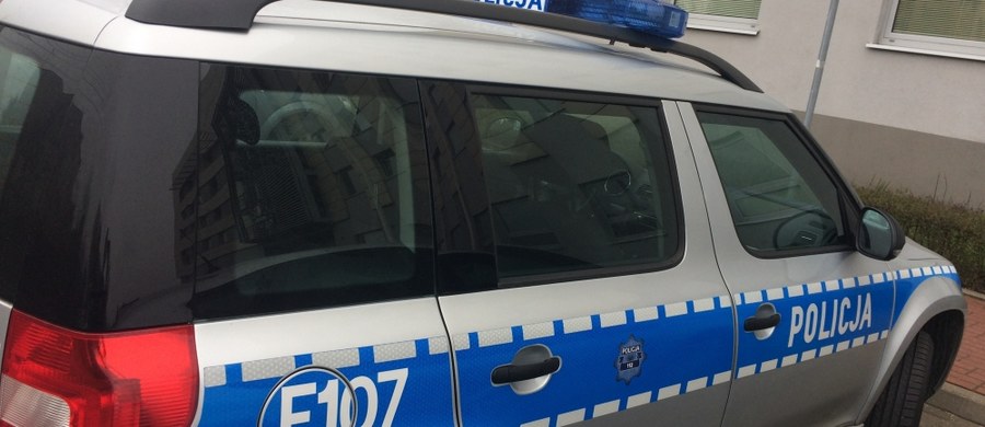 ​Policjanci z Pucka wyjaśniają okoliczności wypadku, do którego doszło na terenie nieczynnej prywatnej żwirowni istniejącej w gminie Krokowa. Bawiący się na żwirowisku 10-latek został przysypany zwałami ziemi. Chłopiec trafił do szpitala, ma m.in. stłuczone płuco.