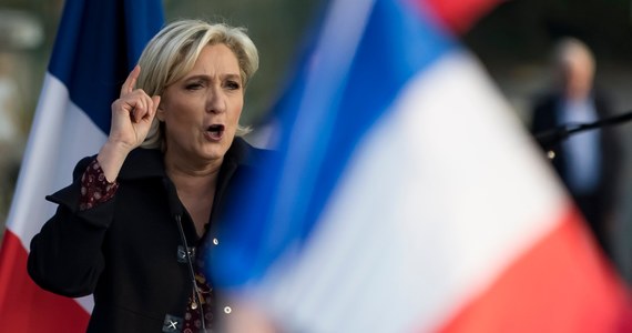 "Cały świat zastanawia się czy Francja zatonie" - takimi słowami prezydent Francois Hollande po raz kolejny zaapelował do rodaków, by w niedzielnej drugiej turze wyborów prezydenckich zablokowali drogę do Pałacu Elizejskiego Marine Le Pen. Szefowa skrajnej prawicy została dziś obrzucona jajkami.