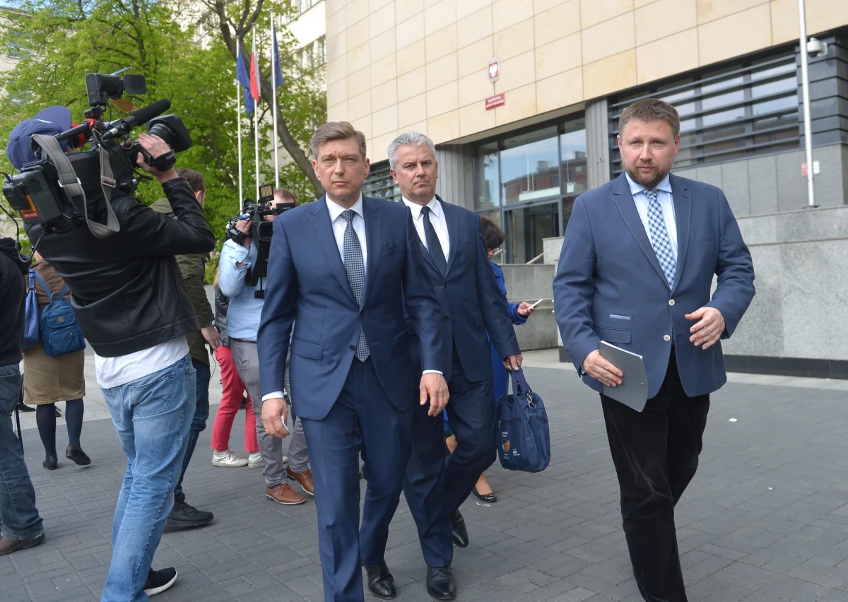 "Osoby, które miały dostęp do dokumentów z postępowania na śmigłowce Caracal nie posiadały certyfikatów bezpieczeństwa. Dostęp do dokumentów miały na podstawie pełnomocnictwa szefa MON" - powiedział poseł PO Marcin Kierwiński. Wiceszef MON Michał Dworczyk zaprzecza tym doniesieniom. 