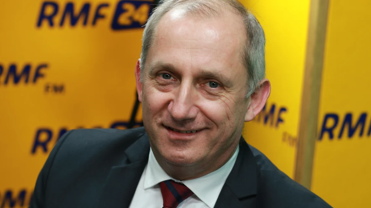 „Trudne zadanie przed nim, tak jak przed panem Magierowskim, który z dużym zaangażowaniem starał się wytłumaczyć słabą prezydenturę Dudy. Teraz Krzysztof Łapiński będzie próbował tłumaczyć Polakom, dlaczego ta prezydentura jest tak słaba, bezkształtna, bez wyrazu. To trudne zadanie” – powiedział w Popołudniowej rozmowie w RMF FM Sławomir Neumann, komentując odejście Marka Magierowskiego z kancelarii prezydenta. Wiadomo już, że zastąpi go Krzysztof Łapiński. „Od wielu miesięcy w kuluarach Sejmu powtarzano, że pan poseł Łapiński nie ma najlepszych notowań w swojej partii, że liderzy PiS nie chcą widzieć go na listach partyjnych. Ale dostał szansę” – stwierdził szef klubu parlamentarnego PO. Zdaniem Neumanna, to sam Marek Magierowski podjął decyzję o swojej rezygnacji. „Myślę, że to było duże zaskoczenie dla wielu osób w PiS” - ocenił polityk PO. Neumann odniósł się także do obietnic wyborczych PO w polityce socjalnej, mówiąc: „Policzymy i pokażemy dokładnie (koszty - Red.) tych rozwiązań w kampanii wyborczej. Radziłbym, by rozmawiać o polityce społecznej, jako o całości. Wiemy mniej więcej, ile potrzeba dzisiaj pieniędzy”. "Nie chodzi nam o likwidację działań IPN-u, jako działalności historycznej, bo to chcieliśmy ją przenieść do PAN (...), a prokuratorów z pionu śledczego - do prokuratury. Dziś mamy coraz więcej przesłanek, by sądzić, że CBA, zamiast zajmować się walką z korupcją, zajmuje się - tak jak policja polityczna - realizacją politycznych zleceń mocodawców z rządu PiS" – podkreślił następnie przewodniczący klubu PO. 