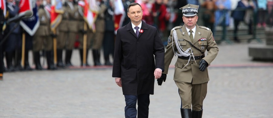 Prezydent Andrzej Duda wskazał szefa Sztabu Generalnego Wojska Polskiego gen. broni Leszka Surawskiego jako osobę przewidzianą do mianowania na stanowisko Naczelnego Dowódcy Sił Zbrojnych w razie wojny. Wskazany generał może już w czasie pokoju przygotowywać się do dowodzenia w razie konfliktu całą armią. Wyznaczenie kandydata nie oznacza jednak, że jeśli wybuchnie wojna, automatycznie zostanie on naczelnym dowódcą. Poprzednik gen. Surawskiego - gen. broni Marek Tomaszycki - pod koniec kwietnia pożegnał się z wojskiem.