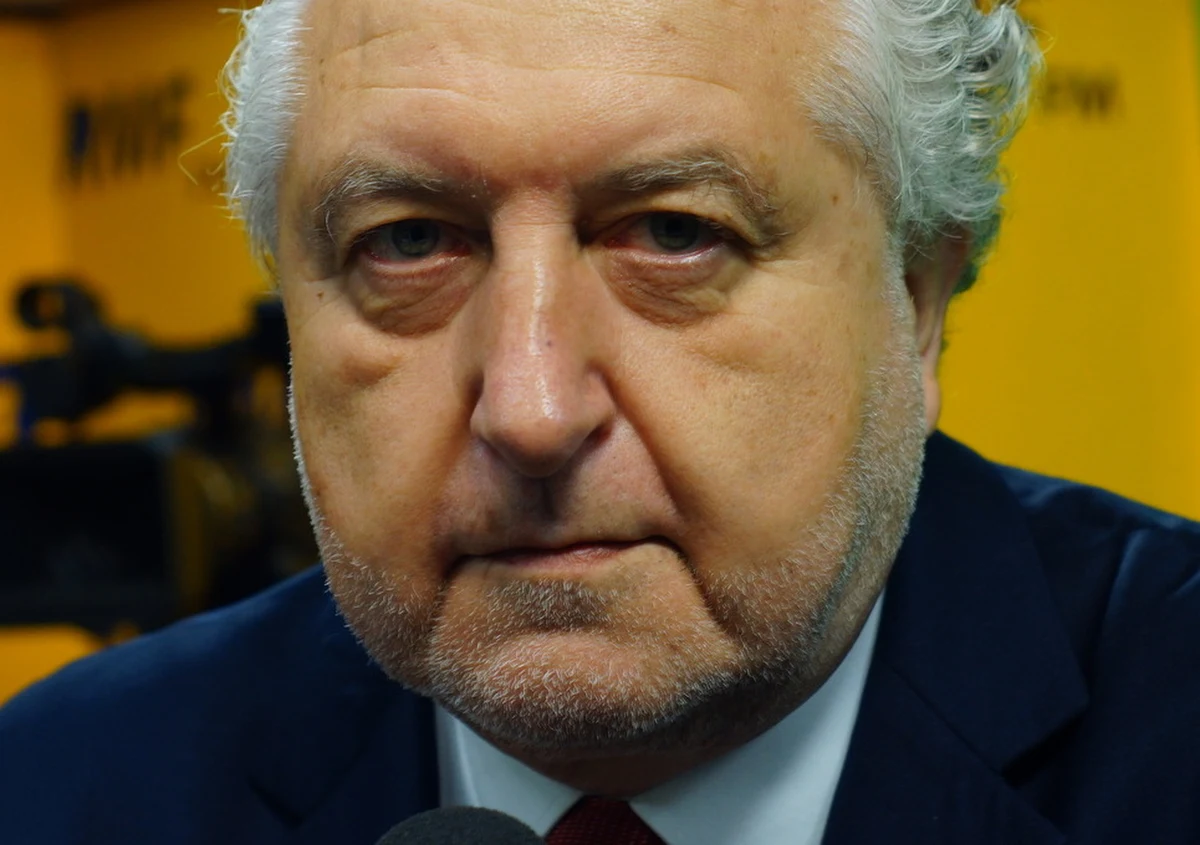 Prof. Andrzej Rzepliński apeluje do Polaków, by wzięli udział w sobotnim Marszu Wolności w Warszawie. Pytany przez Krzysztofa Ziemca o udział w imprezie, odpowiedział: "Jeszcze nie wiem". "To jest dla mnie pewien problem, bo jestem sędzią konstytucyjnym w stanie spoczynku" – powiedział prof. Rzepliński w RMF FM. O swoim wejściu w świat polityki prof. Rzepliński mówi: "Byłbym bardzo dobrym politykiem, ale mnie to nie ciągnęło". I dodaje, że to na uniwersytecie czuje się jak u siebie. "Ja poświęciłem - to górnolotnie brzmi - więcej niż ćwierć wieku służbie Rzeczypospolitej. Najlepiej czuję się u siebie na uniwersytecie, w bibliotece akademickiej” – powiedział. Jego zdaniem, "nie trzeba nowej konstytucji". "Jej koszty byłyby znaczne" – wyjaśnia Gość Krzysztofa Ziemca w RMF FM. O ujawnionej przez RMF FM opinii naukowców UJ ws. zmian w ustawie o KRS prof. Rzepliński powiedział, że w pełni się pod nią podpisuje. Pytany, czy jest w reformie coś dobrego, były prezes Trybunału Konstytucyjnego stwierdził, że „absolutnie nie”. „To, co chce zrobić pan Ziobro, jest czymś kompletnie niesłychanym. To jest absolutnie przeciwko samej idei trójpodziału władzy” – ocenił Rzepliński.