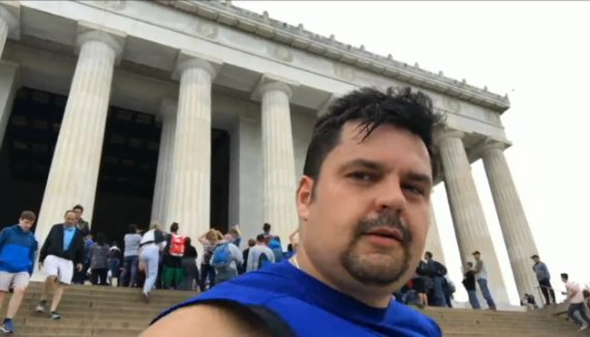 Waszyngton, stolica USA to centrum polityczne świata. Ale Waszyngton to także niesamowicie zielone miasto, z masą świetnych, darmowych muzeów i miejsc do  wypoczynku. W Waszyngtonie mawia się tak:  jeśli chcesz mieć przyjaciela, kup sobie psa. Trochę to przewrotne, ale jedno jest pewne, z psem jest gdzie chodzić, a tym bardziej bez psa. Nie mam psa, chodzę dużo, a od jakiegoś czasu sporo też biegam, bo po prostu walczą z nadliczbowymi kilogramami. Biegnąc ostatnio wpadł mi do głowy pomysł: a może by tak pokazać jedną z tras i zrobić kilka przystanków przy charakterystycznych punktach? I tak oto powstał ten film, w którym pokazuję między innymi Mauzoleum Lincolna, Reflecting Pool, Monument Waszyngtona, Kapitol. 