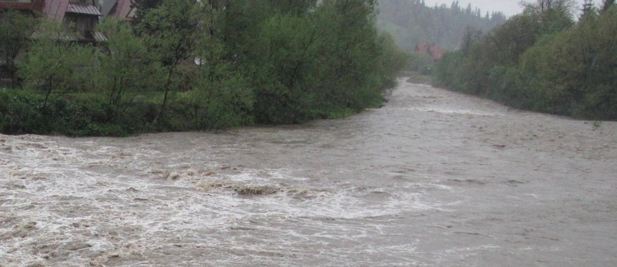 W czterech województwach: świętokrzyskim, śląskim, małopolskim i podkarpackim obowiązują ostrzeżenia hydrologiczne - poinformowało Rządowe Centrum Bezpieczeństwa. Na południowym wschodzie poziomy wody w rzekach mogą przekraczać stany ostrzegawcze.