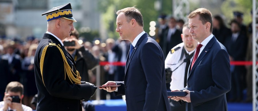 ​Prezydent Andrzej Duda wręczył nominacje generalskie sześciu oficerom Państwowej Straży Pożarnej. Do stopnia generała brygadiera został awansowany komendant główny tej formacji nadbryg. Leszek Suski, a do stopnia nadbrygadiera - m.in. szef RCB Marek Kubiak. 