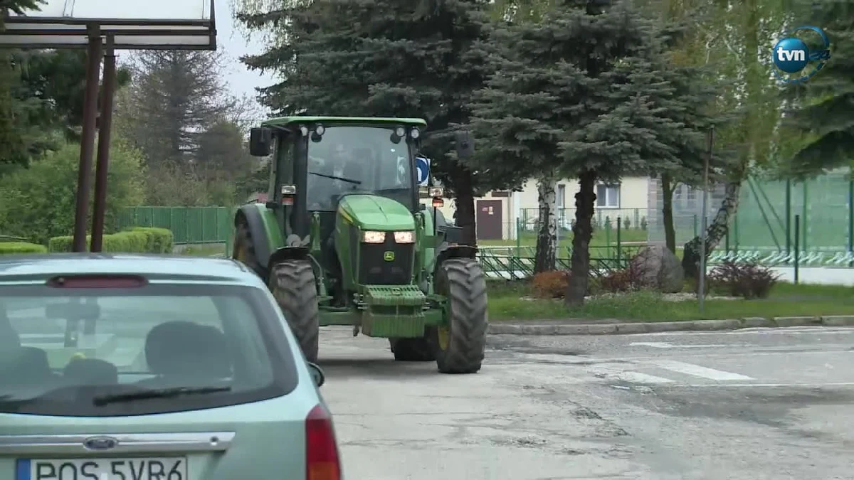 Maturzysta z Ostrowa Wielkopolskiego na egzamin przyjechał ciągnikiem. Dla nastolatka to nic nadzwyczajnego, bo traktor dla niego to środek transportu jak każdy inny. O tym, że młody chłopak podjechał przed szkołę ciągnikiem, zadecydowały namowy kolegów.