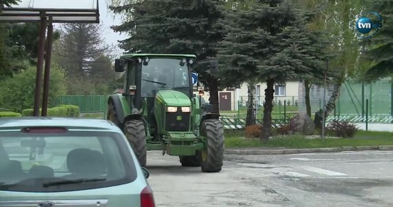 Maturzysta z Ostrowa Wielkopolskiego na egzamin przyjechał ciągnikiem. Dla nastolatka to nic nadzwyczajnego, bo traktor dla niego to środek transportu jak każdy inny. O tym, że młody chłopak podjechał przed szkołę ciągnikiem, zadecydowały namowy kolegów.