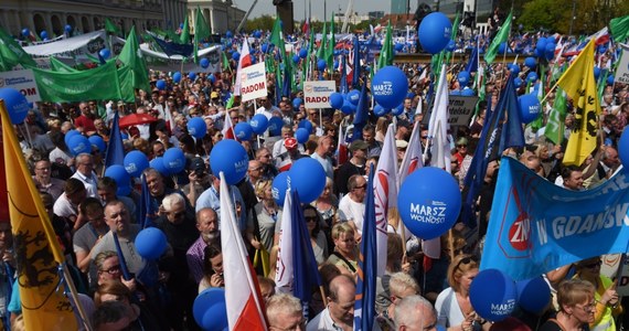 "Idziemy tym marszem do wolności, do wygranych wyborów" - mówił lider Platformy Obywatelskiej Grzegorz Schetyna na rozpoczęcie "Marszu Wolności" w Warszawie. Demonstracja - zorganizowana przez Platformę, z udziałem środowisk opozycyjnych: PSL-u i Nowoczesnej, Związku Nauczycielstwa Polskiego, Komitetu Obrony Demokracji i samorządowców - przeszła z placu Bankowego na plac Konstytucji. Według stołecznej policji, w kulminacyjnym momencie w "Marszu Wolności" brało udział około 12 tysięcy ludzi, według stołecznego ratusza - ponad 90 000. Organizatorzy manifestacji mówią natomiast o ponad 100 tysiącach uczestników.