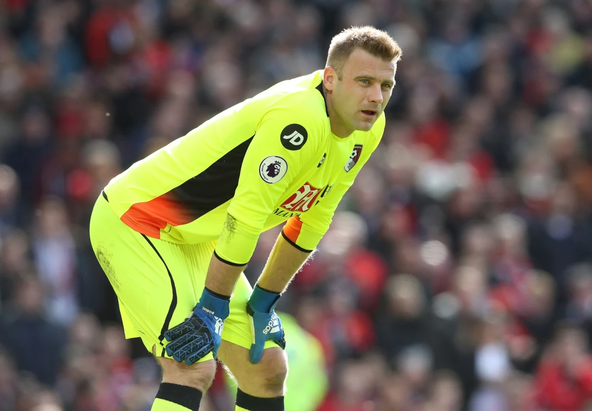 AFC Bournemouth, którego bramkarzem jest Artur Boruc, zapewniło sobie utrzymanie w Premier League. Piłkarze z południa Anglii zremisowali u siebie ze Stoke City 2:2. Z kolei broniące się przed spadkiem Hull City Kamila Grosickiego przegrało z Sunderlandem 0:2.