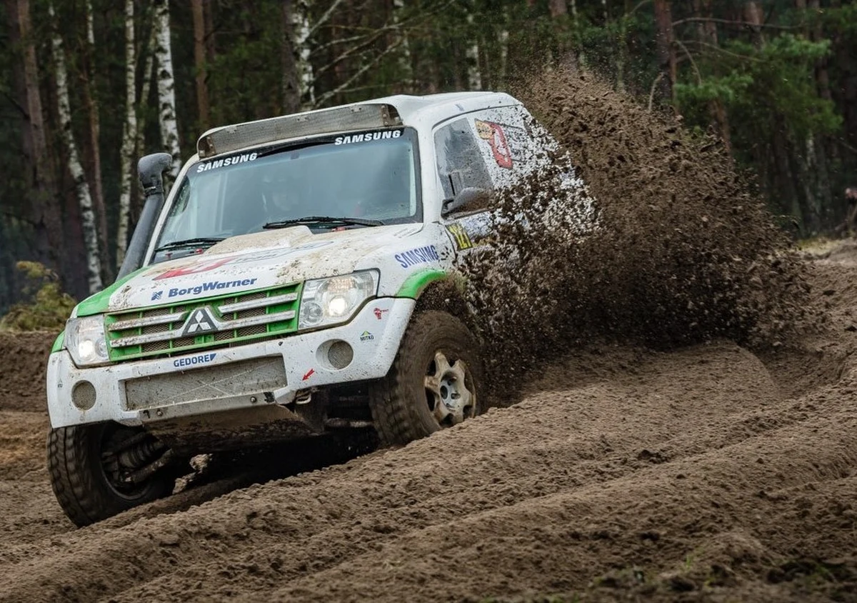 Inauguracja rajdu Baja Carpathia przyniosła sporo emocji: zawodnicy pokonali krótki prolog, który okazał się być bardzo wymagający. Zmieniająca się, a przy tym śliska nawierzchnia oraz spora liczba jam i kolein stanowiły dla rajdowców nie lada wyzwanie. Z trudną trasą dobrze poradziła sobie załoga RMF 4RACING Team, która uplasowała się na 2. miejscu w grupie TH! Dzisiaj kolejny dzień zmagań, który wyłoni zwycięzców w poszczególnych kategoriach.