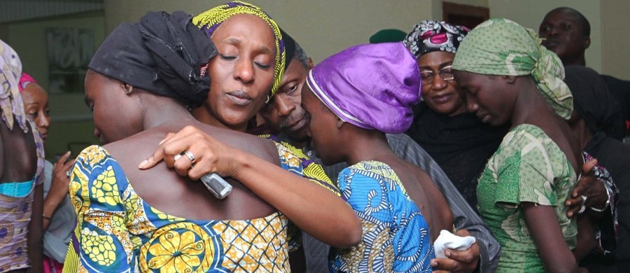 Islamiści z ugrupowania Boko Haram uwolnili 82 uczennice, uprowadzone w kwietniu 2014 roku z liceum w Chibok na północnym wschodzie Nigerii - poinformował nigeryjski rząd.