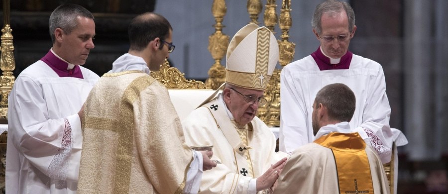 Przed prowadzeniem „podwójnego życia” przestrzegł papież Franciszek księży podczas święceń kapłańskich, których udzielił w Światowym Dniu Modlitw o Powołania. „Nie bądźcie państwowymi duchownymi, ale duszpasterzami”- apelował.