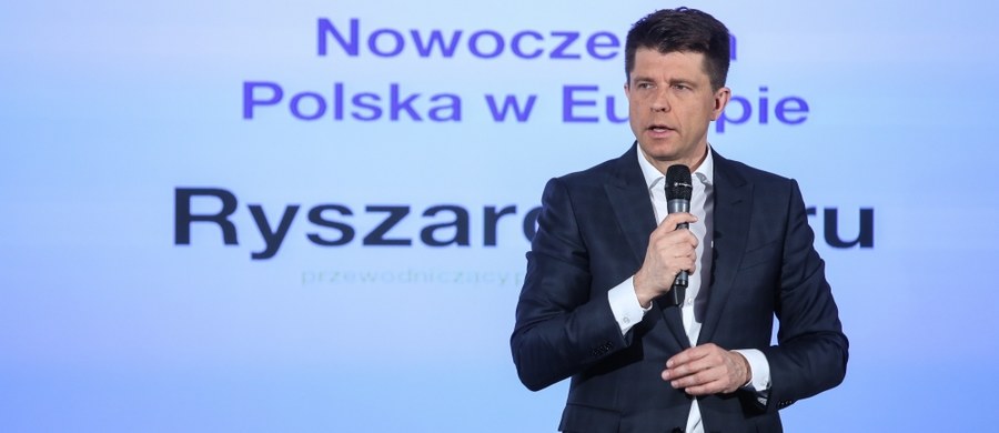 "Dzisiaj, kiedy dyskutujemy o post-prawdzie poważnym problemem jest to, na ile fakty wpływają na wybory polityczne, a na ile na wybory wpływają wyłącznie emocje. Jako ekonomista mogę powiedzieć, że zawsze tak było, iż emocje w dyskursie ekonomicznym dominowały nad faktami, dlatego partie, które nie były populistyczne miały trudniej z przekonaniem wyborców" - stwierdził szef Nowoczesnej Ryszard Petru podczas konwencji europejskiej, która odbyła się w Warszawie. "Z jednej strony mamy totalny nacjonalizm, populizm i manipulację - mówimy tu o obozie Kaczyńskiego i Kukiza. Z drugiej strony mamy siły demokratyczne, które tak naprawdę chcą Polski normalnej, otwartej, tolerancyjnej. Polski, która jest w centrum Europy" – mówił charakteryzując sytuację w Polsce. 