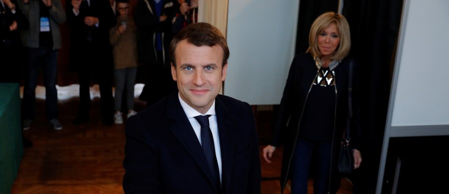 39-letni Emmanuel Macron, który nigdy nie piastował stanowiska pochodzącego z wyborów, został wybrany na ósmego prezydenta V Republiki Francuskiej. W drugiej turze wyborów pokonał kandydatkę skrajnie prawicowego Frontu Narodowego Marine Le Pen.