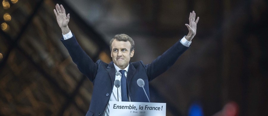 "Nie cofniemy się przed strachem i nie ustąpimy przed próbami podzielenia nas" - mówił Emmanuel Macron po zwycięstwie w drugiej turze wyborów prezydenckich we Francji. MSW w Paryżu podało po podliczeniu 99,99 procent głosów, że Macron uzyskał 66,06 procent głosów, a jego rywalka, liderka skrajnie prawicowego Frontu Narodowego Marine Le Pen - 33,94 procent. Przemawiając do swych zwolenników ze sceny ustawionej na dziedzińcu Luwru, przyszły prezydent Francji zapowiedział m.in. ponowne zacieśnienie więzów między Europą a "narodami, które ją tworzą", i dodał, że Francja będzie w pierwszym szeregu walki z terroryzmem "zarówno u siebie, jak i za granicą".