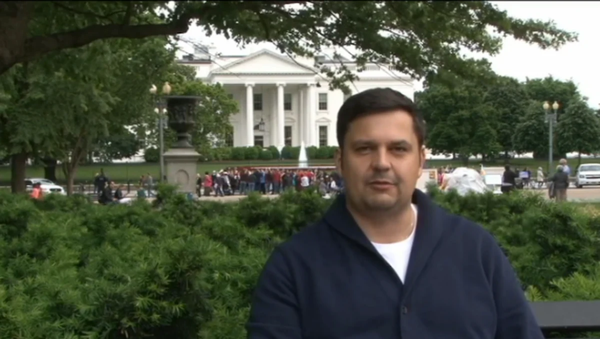 132 pokoje, 35 łazienek, 6 poziomów i 28 kominków - to krótka statystka opisująca Biały Dom, czyli rezydencję, w której urzęduje prezydent Stanów Zjednoczonych. Pierwszym prezydentem, który zamieszkał w Białym Domu w Waszyngtonie zlokalizowanym przy 1600 Pennsylvania Avenue, był John Adams. Było to w 1800 roku. Obecnie urzęduje tu i mieszka wybrany w 2016 roku 45. prezydent USA Donald Trump. Biały Dom pełni jednocześnie trzy funkcje. Jest siedzibą, w której urzęduje prezydent Stanów Zjednoczonych, miejscem jego zamieszkania, ponieważ na część rezydencji składają się również prywatne apartamenty przeznaczone dla prezydenta i jego rodziny. Biały Dom to również muzeum. Historyczną część rezydencji można zwiedzać, ale jest to atrakcja przede wszystkim dla obywateli USA, wymagająca wcześniejszej rezerwacji, której dokonuje się za pośrednictwem biur senatorów bądź kongresmenów. O tym jak Biały Dom się zmieniał, opowiada nasz amerykański korespondent Paweł Żuchowski.