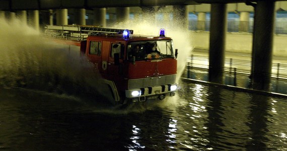 Drogi są przejezdne, normalnie funkcjonuje komunikacja miejska, sytuacja jest opanowana - oceniło rano Miejskie Centrum Zarządzania Kryzysowego w Białymstoku. Wczoraj po południu w ciągu dwóch godzin w mieście spadły 54 litry wody na metr kwadratowy, deszcz utrzymywał się do godzin nocnych, łącznie spadły 84 litry wody na metr kwadratowy.