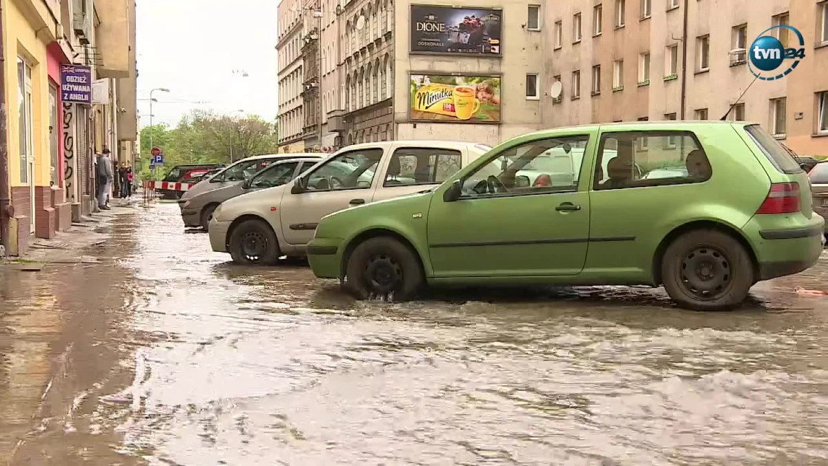 Do 19 maja może potrwać usuwanie awarii magistrali wodociągowej i jej skutków we Wrocławiu przy ulicy Komuny Paryskiej. Wczoraj woda przez kilka godzin płynęła całą szerokością jezdni. Doszło do przerw w dostawie wody w całym mieście. Dziś na miejscu trwają usuwanie awarii i wielkie porządki. Przywrócono już dostawy wody, także w okolicach miejsca awarii. Ulica Komuny Paryskiej jest zamknięta na odcinku od Podwala do Pułaskiego. 