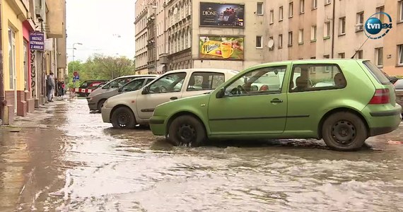 Do 19 maja może potrwać usuwanie awarii magistrali wodociągowej i jej skutków we Wrocławiu przy ulicy Komuny Paryskiej. Wczoraj woda przez kilka godzin płynęła całą szerokością jezdni. Doszło do przerw w dostawie wody w całym mieście. Dziś na miejscu trwają usuwanie awarii i wielkie porządki. Przywrócono już dostawy wody, także w okolicach miejsca awarii. Ulica Komuny Paryskiej jest zamknięta na odcinku od Podwala do Pułaskiego. 