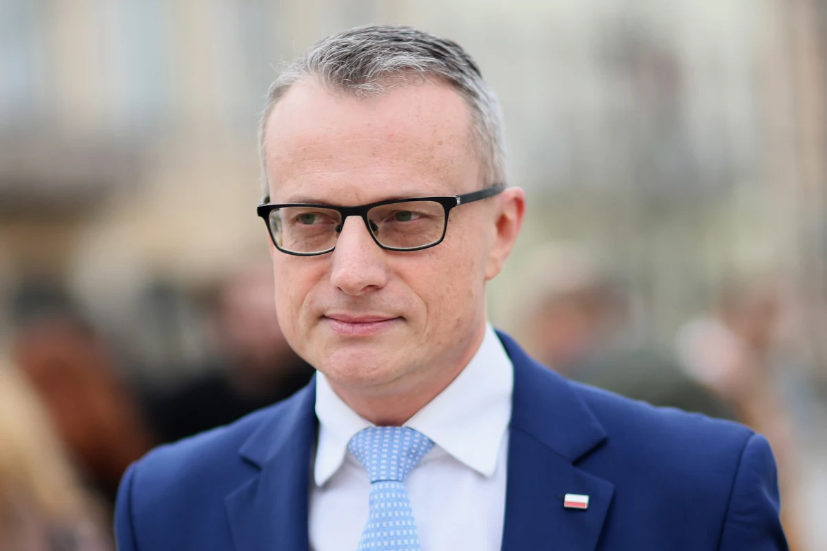 To nie powołanie Krzysztofa Łapińskiego na rzecznika Prezydenta było reakcją na rezygnację Marka Magierowskiego. Odwrotnie - Magierowski zrezygnował w odpowiedzi na zamiar powołania Łapińskiego. W tle zaskakującej zmiany nie ma jednak sporu personalnego. Chodzi raczej o ambicje, funkcję sekretarza stanu i wewnętrzne tarcia w pałacu prezydenckim.