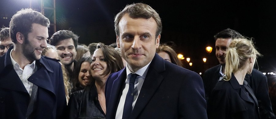 To już oficjalne: proeuropejski centrysta Emmanuel Macron zdecydowanie wygrał wybory prezydenckie we Francji! W niedzielnej drugiej turze głosowania uzyskał 66,1 procent głosów, natomiast jego rywalka, liderka skrajnie prawicowego Frontu Narodowego Marine Le Pen 33,9 procent. Takie są ostateczne wyniki głosowania, opublikowane właśnie przez francuskie MSW. Do urn wyborczych poszło 74,56 procent uprawnionych.