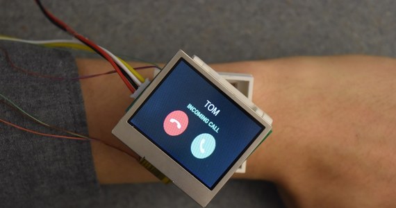 Naukowcy i inżynierowie Dartmouth College i University of Waterloo chcą, by popularne smartwatche stały się jeszcze bardziej inteligentne. Tym razem nie chodzi im jednak o same możliwości elektroniczne urządzeń, ale zdolności mechaniczne, które miałyby znacznie poprawić ich funkcjonalność. Prototyp takiego gadżetu o nazwie Cito będzie prezentowany w tym tygodniu podczas ACM CHI Conference on Human Factors in Computing Systems w Denver.