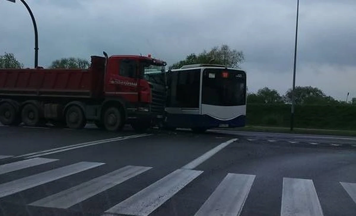 8 osób zostalo lekko rannych w zderzeniu autobusu miejskiego numer 109 z ciężarówką w Krakowie. Do zdarzenia doszło na skrzyżowaniu ulicy księcia Józefa z Jodłową