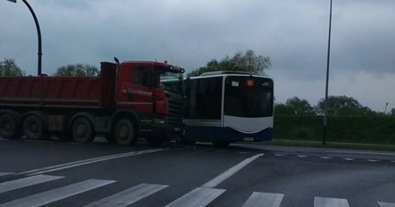 8 osób zostalo lekko rannych w zderzeniu autobusu miejskiego numer 109 z ciężarówką w Krakowie. Do zdarzenia doszło na skrzyżowaniu ulicy księcia Józefa z Jodłową