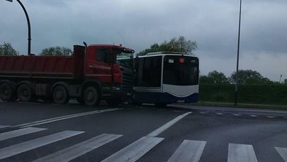 Kraków: Zderzenie autobusu z ciężarówką, są ranni