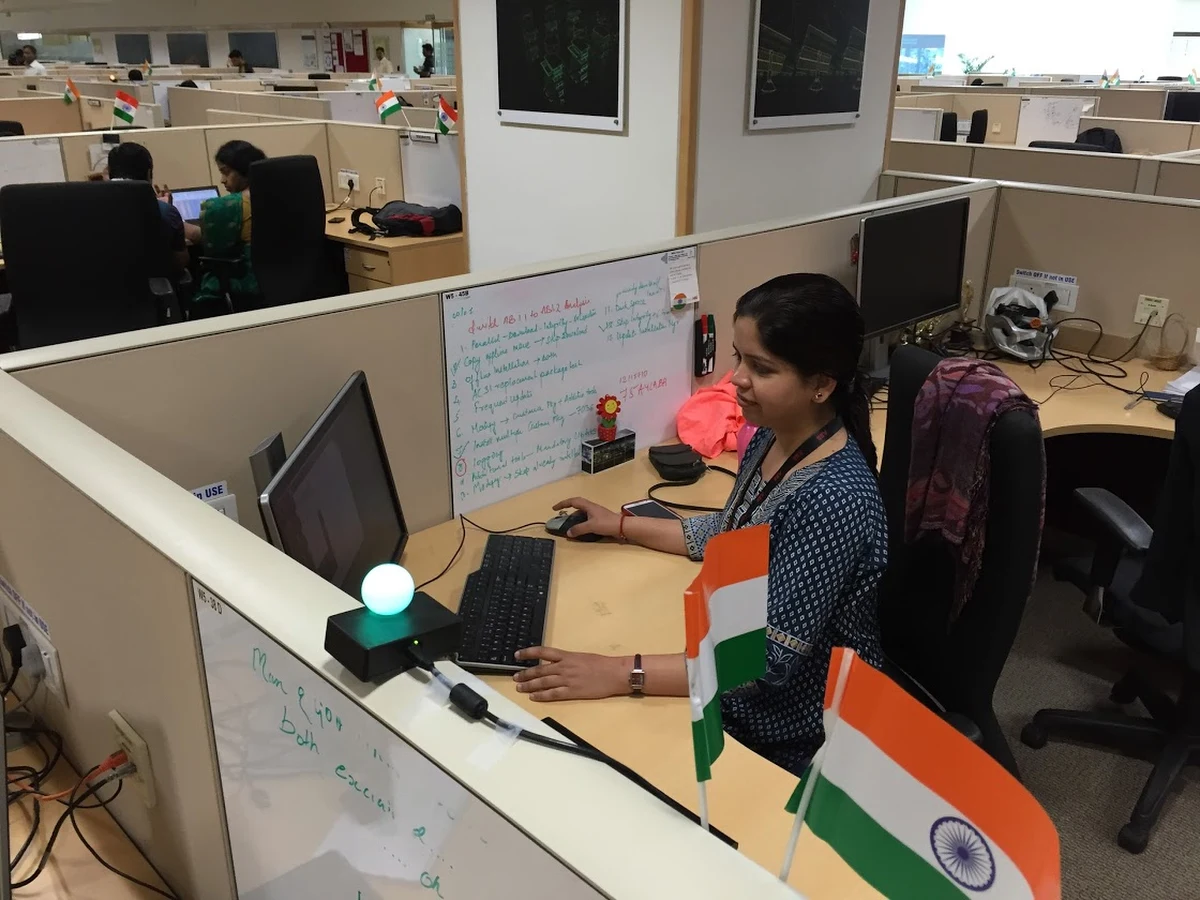 Czerwone światło? Nawet nie podchodź. Zielone? Możesz zagadać. Naukowcy z University of British Columbia i inżynierowie firmy ABB proponują system oznaczeń stanowisk pracy FlowLight, który ma sygnalizować, kiedy dany pracownik jest zajęty i nie życzy sobie, by mu przeszkadzać. Czerwonej lampki jednak nie można tak po prostu włączyć, by mieć święty spokój, trzeba sobie na nią zapracować. Szczegóły pomysłu, który wcale nie musi się pracownikom spodobać, zaprezentowano dziś w Denver podczas konferencji Association for Computing Machinery CHI 2017. Czy to faktyczna pomoc, czy totalna inwigilacja, każdy może ocenić sam. 