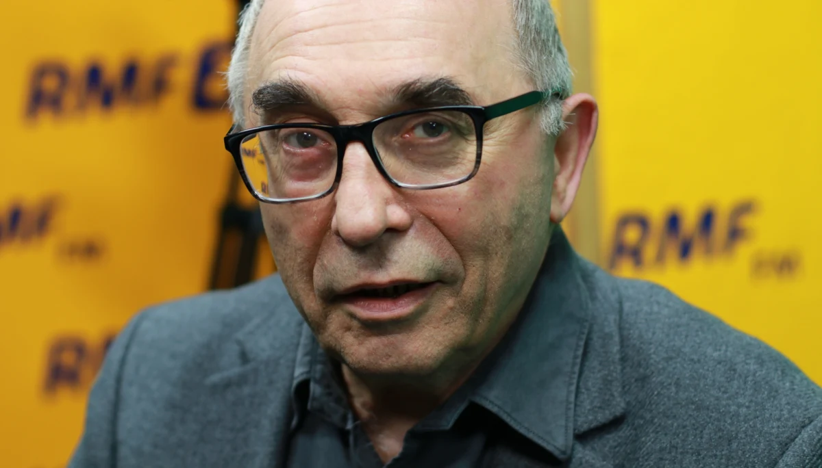 "Nie wystarczy parę słów zaproszenia, niedługo po tym, jak pani premier (Szydło – przyp. red.) wypowiada krytyczne słowa nt. wybranego prezydenta (Francji – przyp. red.), kiedy minister Waszczykowski jako jedyny spotyka się z przywódczynią skrajnej partii francuskiej Marine Le Pen... To jest niekoherencja tej polityki" - mówi w Popołudniowej rozmowie w RMF FM Aleksander Smolar pytany o to, co się musi stać, abyśmy mówili o nowym otwarciu w stosunkach między Polską a Francją, gdzie wybory prezydenckie wygrał E. Macron. Pytany o zapowiedzi Macrona, że opowie się za sankcjami UE wobec Polski, socjolog i prezes Fundacji Batorego odpowiada: „To było stwierdzenie dość lekkomyślne, dlatego że ani Francja, ani UE nie może takich sankcji narzucić. (…)". Gość Marcina Zaborskiego uważa jednak, że wybór Macrona jest dobrą wiadomością dla naszego kraju: „Macron jest proeuropejski i jest za umocnieniem UE. (…) Pani Le Pen była moskwoentuzjastką, była prorosyjska. Macron jest za utrzymaniem sankcji wobec Rosji, za ochroną niepodległości Ukrainy. Macron jest również za silnym NATO". Socjolog był pytany także o to, czy widzi w Polsce zjednoczoną opozycję. "Obawiam się, że jesteśmy jeszcze od tego odlegli" - stwierdza i dodaje: „Powinno się rozmawiać. W żadnym wypadku nie powinno się mówić w sposób lekceważący, pogardliwy do wyborców. Zwłaszcza, jeśli chodzi o wyborców. To znaczy - trzeba przekonywać i trzeba rozmawiać. I za mało rozmawia się z wyborcami PiS”.