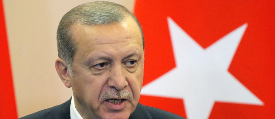 Prezydent Turcji Recep Tayyip Erdogan wezwał muzułmanów do wsparcia sprawy palestyńskiej zaznaczając, że każdy dzień pozostawiania Jerozolimy pod "okupacją" jest dla nich obrazą. Wypowiedź ostro skrytykował Izrael. 