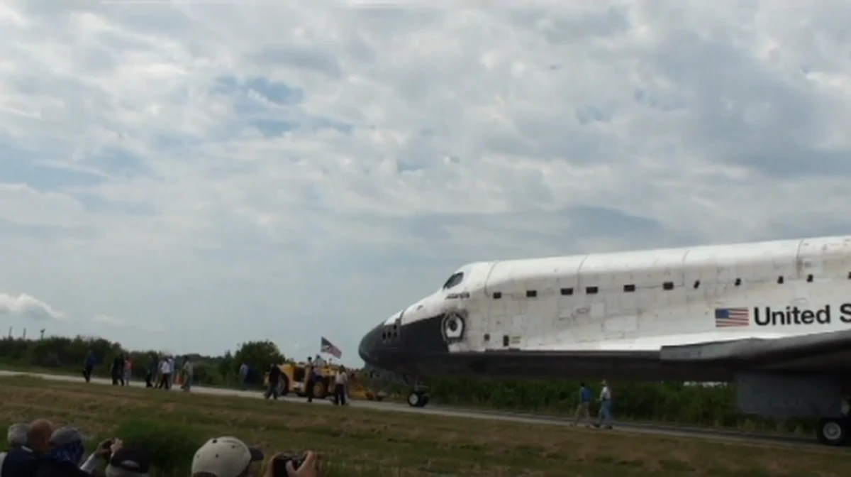 Po 700 dniach w kosmosie w weekend na ziemię powrócił amerykański wojskowy bezzałogowy miniwahadłowiec. Misja była tajna, więc nie ma zbyt wiele szczegółów. Wiadomo, że Amerykanie dokonali szeregu eksperymentów.