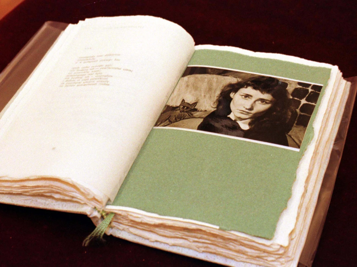 82 lata temu w Częstochowie urodziła się Halina Poświatowska, poetka, autorka m.in. zbiorów wierszy "Hymn bałwochwalczy", "Dzień dzisiejszy", "Oda do rąk". Zmarła 11 października 1967 r. Do dziś jej twórczość zachwyca i inspiruje. Jest popularna nie tylko wśród młodych ludzi. 