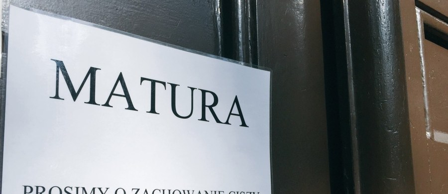 Maturzyści dziś rano przystąpią do pisemnego egzaminu z matematyki na poziomie rozszerzonym. Po południu odbędzie się egzamin z łaciny. Żaden z nich nie jest obowiązkowy - przystępują do nich tylko ci abiturienci, którzy zadeklarowali taką wolę.