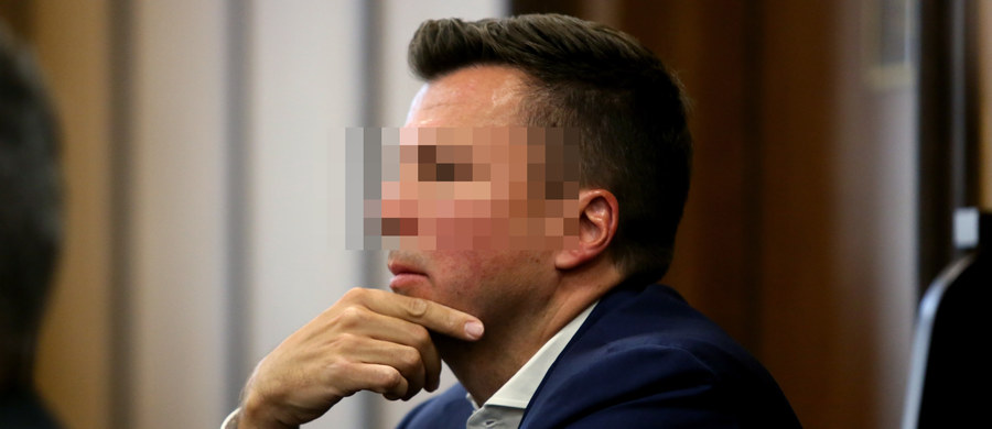 Warszawska prokuratura wysłała do sądu akt oskarżenia przeciw biznesmenowi Markowi F. Zarzuca mu dwukrotne wręczenie łapówki lekarzom w zamian za zaświadczenia usprawiedliwiające niestawienie się przed Urzędem Kontroli Skarbowej i prokuraturą.