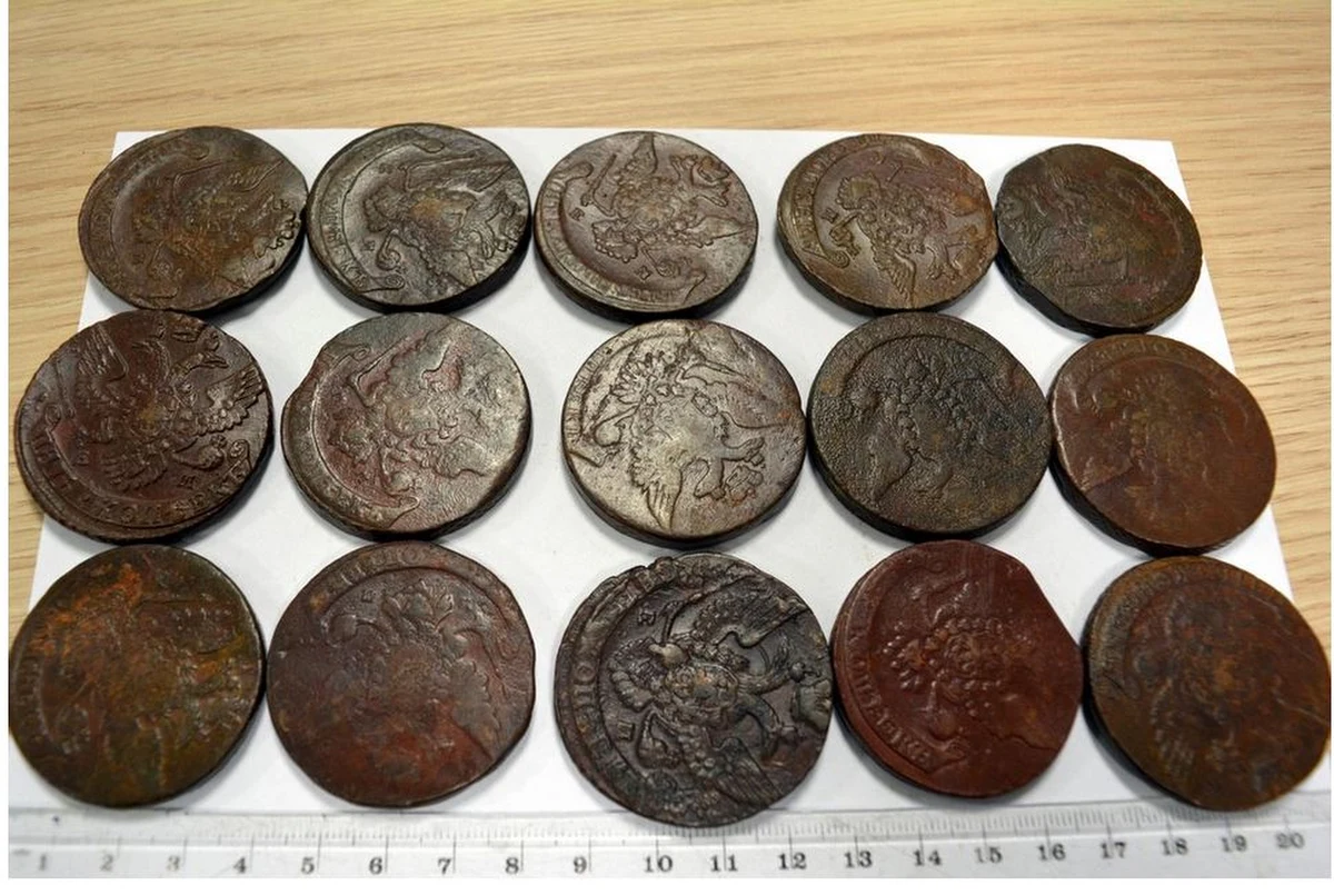 Próbę przemytu do Polski 680 rosyjskich monet datowanych na XVIII wiek udaremnili celnicy na przejściu granicznym w Połowcach w województwie podlaskim. W samochodowych skrytkach przewoził je Białorusin. Wstępne ekspertyzy mówią o dużej wartości historycznej zbioru.