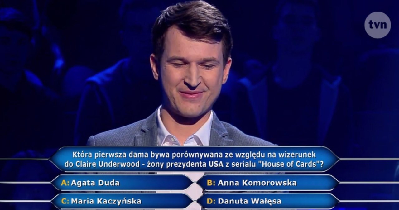 W poniedziałkowym odcinku "Milionerów" (emisja: 8 maja) padło pytanie dotyczące postaci Claire Underwood z serialu "House of Cards". Uczestnik show musiał dopasować do postaci granej przez Robin Wright odpowiadającą jej wizerunkiem pierwszą damę.