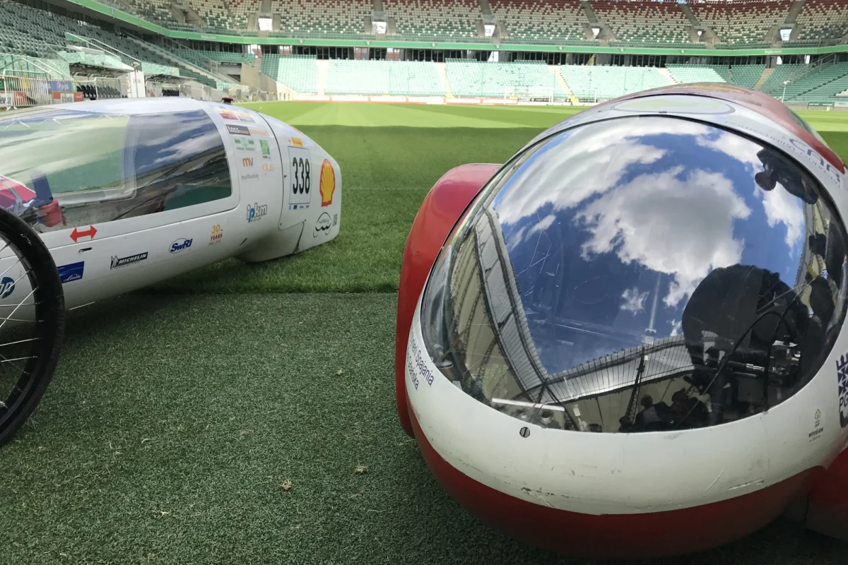 ​Pięć bolidów przygotowanych przez studentów z Polski za dwa tygodnie będzie rywalizować w międzynarodowych zawodach energooszczędnych pojazdów Eco-Marathon w Londynie. Zwycięży bolid, który na jednym litrze paliwa lub jednej kilowatogodzinie energii pokona największą odległość. Swoje pojazdy przygotowują już studenci z uczelni w Gdańsku, Warszawie, Gliwicach, Krośnie i Lublinie.