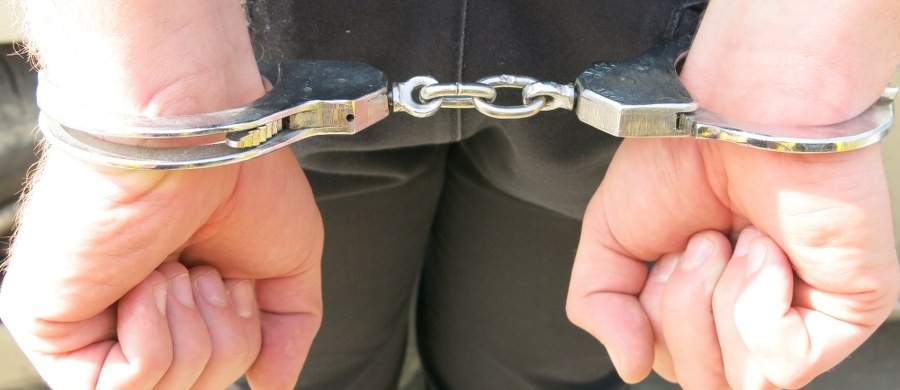 Żandarmeria Wojskowa rozbiła grupę przestępczą zajmującą się rozprowadzaniem narkotyków w garnizonach na Warmii i Mazurach. zatrzymano 10 osób, w tym pięciu żołnierzy. Znaleziono ponad 1700 porcji narkotyków.