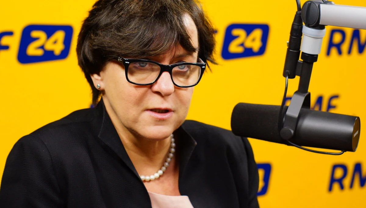 "Nie skończyłam kursu szybkiego czytania. (...) Oczywiście nie przeglądaliśmy całej dokumentacji przetargowej (dot. zakupu caracali – przyp. red.)" - mówi w Popołudniowej rozmowie w RMF FM posłanka PO Joanna Kluzik-Rostkowska pytana o wizytę posłów jej partii w MON. W dwie godziny udało się odkryć tajemnice przetargu na śmigłowce? "To nie była bardzo obszerna dokumentacja, więc 2 godziny były wystarczające" - zapewnia gość Marcina Zaborskiego. Pytana o słowa posłów PO, że w "MON powstał alternatywny ośrodek decyzyjny, coś na kształt grupy trzymającej władzę?" odpowiada: "Grupa trzymają władzę kojarzy mi się z Berczyńskim oraz z MON-em". Czy przy okazji przetargu na śmigłowce doszło do korupcji? "My mówimy tyle: nie znamy odpowiedzi na pytanie, i MON również nie jest nam w stanie odpowiedzieć, jaką rolę w unieważnieniu przetargu na caracale odegrał Berczyński" –  podkreśla parlamentarzystka. Czy wierzy w słowa Berczyńskiego, że wykończył caracale? "Jeżeli miałabym komuś wierzyć bardziej, to bardziej wierzę Wacławowi Berczyńskiemu, który mówi, że wykończył caracale niż ministrowi obrony narodowej, który się broni dosyć nieudolnie, że Berczyński nie miał z tym nic wspólnego" – stwierdza Kluzik-Rostkowska. Czy PO podniesie wiek emerytalny, jeśli wygra wybory? „Mówiąc zupełnie uczciwie - tak. Ale to jest za wcześnie (żeby o tym mówić - przyp. red.)” – odpowiada posłanka.