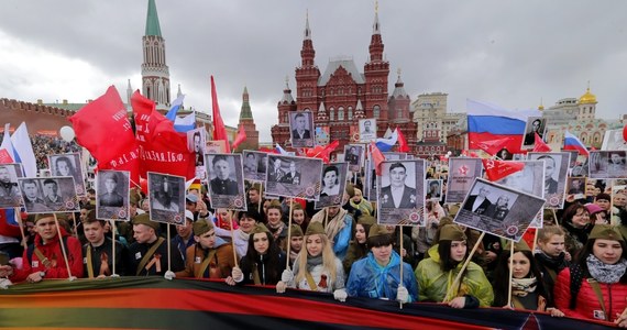 850 tysięcy ludzi - według moskiewskiej policji - wzięło udział w pochodzie "Nieśmiertelnego Pułku" w centrum stolicy Rosji, niosąc zdjęcia swych przodków, którzy walczyli w II wojnie światowej. Do pochodu przyłączył się prezydent Władimir Putin. 