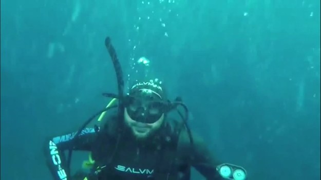 Adam ma 28 lat i potrafi zanurzyć się na głębokość 104 metrów na jednym oddechu. Ten film nagrał podczas podróży do Malapascua na Filipinach. Podczas nurkowania chłopak puszcza ogromne bańki mydlane. Wygląda to niesamowicie!