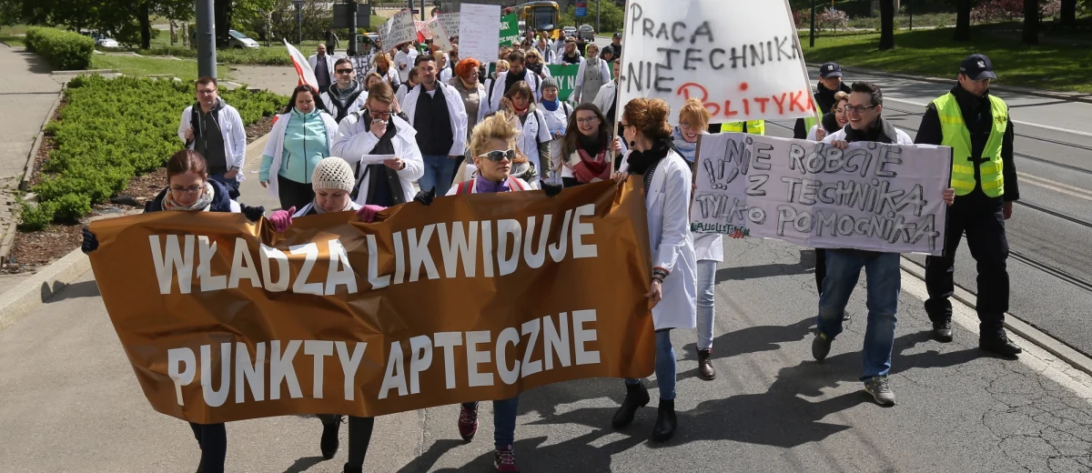 Ministerstwo Zdrowia wycofuje się z niektórych zmian dotyczących techników farmaceutycznych. To efekt spotkania protestujących z szefem resortu. Chodzi o prawo techników do wydawania pacjentom w aptekach silnych leków, między innymi na ból gardła i głowy.  Protestujący liczą teraz na to, że ministerstwo wycofa się także z planów związanych z wygaszaniem ich zawodu. 