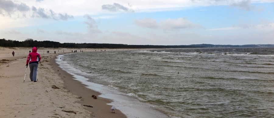Lato nad Bałtykiem może być w tym roku wyjątkowo chłodne - ostrzegają synoptycy. Morze ma aktualnie 7-8 stopni Celsjusza. Rok temu o tej porze Bałtyk miał 14 stopni.
