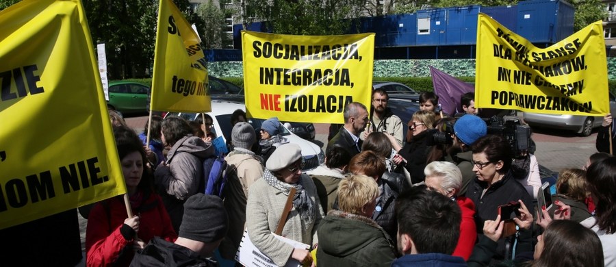 Przeciwko proponowanym przez MEN zmianom w nauczaniu indywidualnym i pomocy psychologiczno-pedagogicznej protestowała przed Sejmem grupa rodziców. Chcą wycofania projektów rozporządzeń dotyczących tych kwestii.