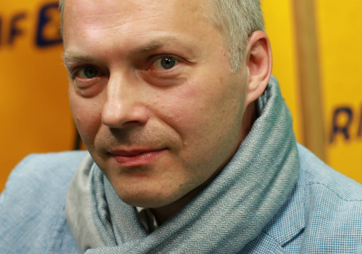 "Mam wrażenie, że PO zaplątała się we własne nogi. To znaczy, tak bardzo chciała udowodnić, że jest liderem opozycji, że była gotowa przyznać, że wszystko, co robi koalicja rządowa jest dobre, bo chce to kontynuować i chce to realizować. Tylko chciałaby, żeby to była realizacja za sterami rządu z Grzegorzem Schetyną, liderem opozycji" - mówi w Popołudniowej rozmowie w RMF FM Jacek Żalek. Poseł koalicji Zjednoczonej Prawicy i wiceprzewodniczący klubu PiS pytany o to, czemu PiS nie chce debatować z PO, odpowiada: "Debatowanie powinno odbywać się przy konkretnych projektach ustaw. Do tej pory była totalna wojna: każdy postulat, łącznie z 500 plus, spotykał się z krytyką. Absurdalność tej krytyki powodowała, że nie było możliwości rozmowy". "PO ma fikcyjny program, którego nie realizuje" - podkreśla Żalek. Czy zagłosowałby za referendum edukacyjnym? „Pytanie po fakcie nie ma sensu. Reforma została przyjęta" - odpowiada dodając: "To byłoby szczytem nieodpowiedzialności". Pytany z kolei o to, czy zagłosuje przeciwko wotum nieufności wobec ministra obrony Antoniego Macierewicza, stwierdza: "Oczywiście, że tak, bo do tej pory żadnych argumentów, które by przemawiały za odwołaniem pana ministra, opozycja nie przedstawiła w tym wniosku (o wotum nieufności – przyp. red.)". 