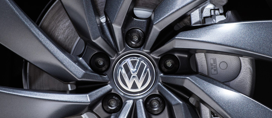Prokuratura w Stuttgarcie wszczęła dochodzenie wobec prezesa Volkswagena Matthiasa Muellera jako podejrzanego o manipulowanie rynkiem w ramach skandalu z fałszowaniem pomiarów toksyczności spalin - podał niemiecki tygodnik ekonomiczny "Wirtschaftswoche".