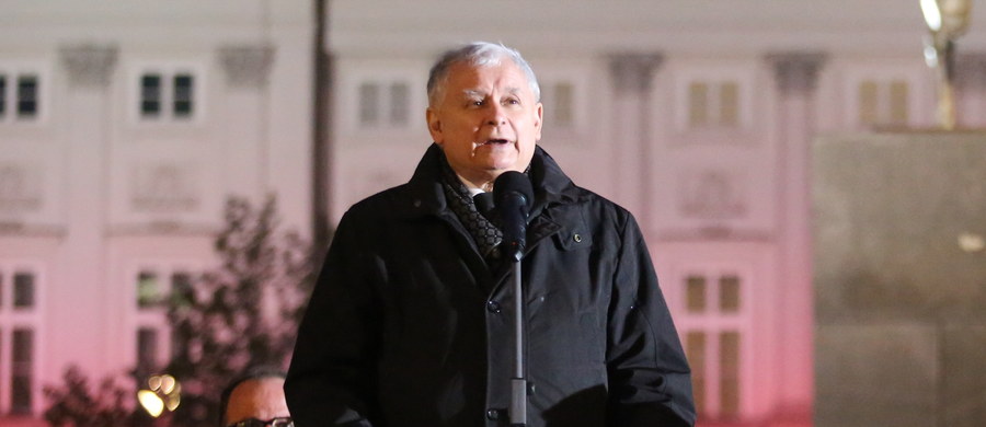 Dzisiaj mamy nowy wielki atak nienawiści, ale doprowadzimy sprawę do końca, będą pomniki i będzie prawda o Smoleńsku - mówił przed Pałacem Prezydenckim prezes PiS Jarosław Kaczyński nawiązując do trwającej tam kontrmanifestacji. 