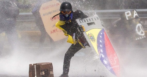 27-latek zginął, a kilkadziesiąt osób zostało rannych w starciach między siłami bezpieczeństwa a zwolennikami opozycji, którzy protestowali w stolicy Wenezueli, Caracas, domagając się nowych wyborów. Jak pisze agencja Associated Press, powołując się na lokalne media, siły bezpieczeństwa starały się rozpędzić protestujących, którzy usiłowali dostać się pod budynek Sądu Najwyższego. Gwardia narodowa użyła gazu łzawiącego.
